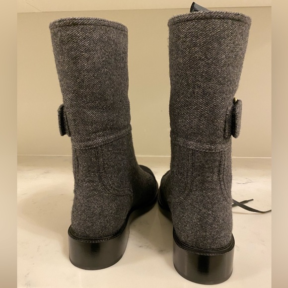 CHANEL Fall-Winter 2021 dark grey/black lace up tweed boots - Picture 4 of 7